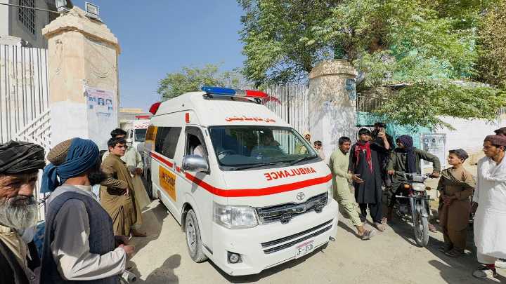 Al menos 14 muertos en ataque suicida contra un campamento militar en Pakistán
