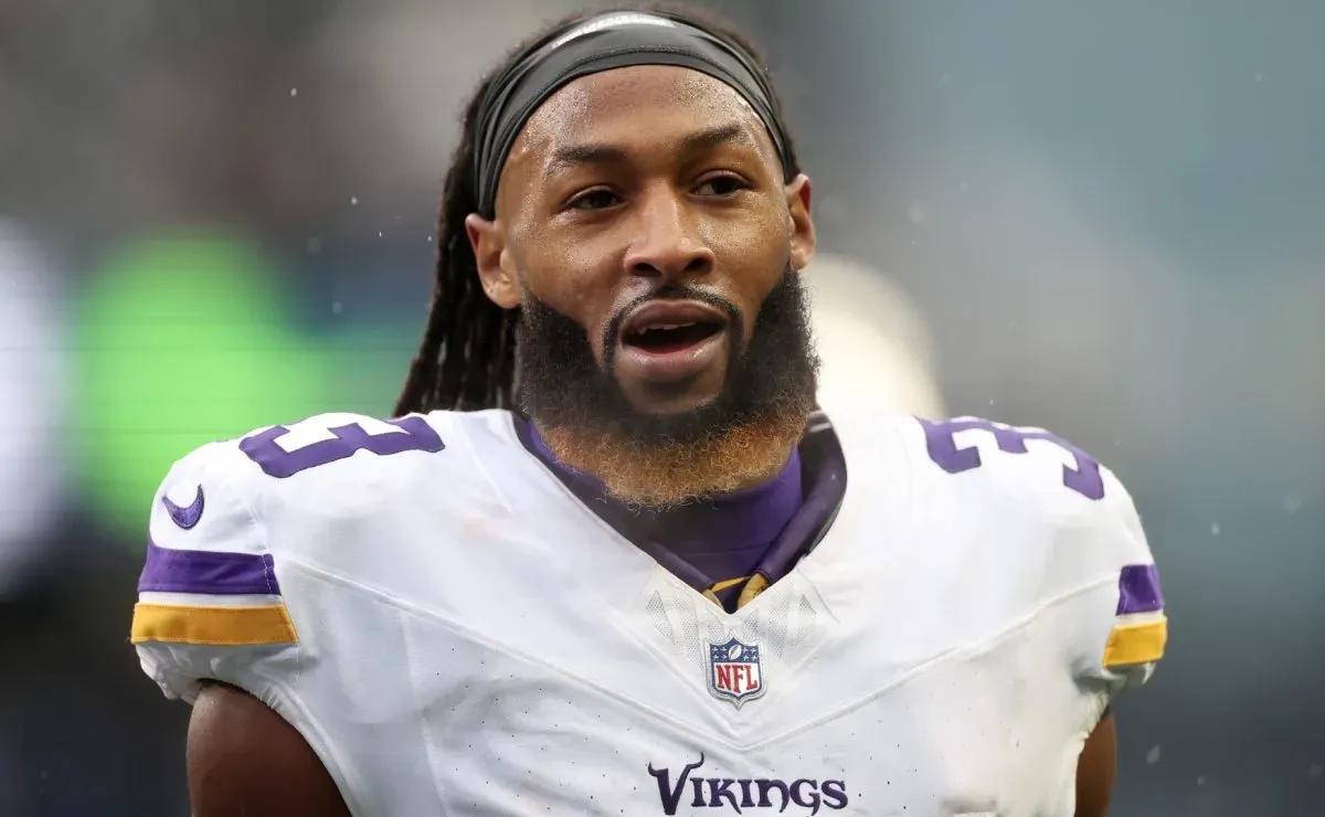 Is Aaron Jones playing tonight for Vikings vs Chargers on TNF in Week 8 of 2025 NFL season?