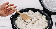Por qué no se debe guardar el arroz cocido más de un día, según experta en seguridad alimentaria