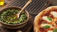 La receta de un campeón: cómo preparar el chimichurri para pizza que ganó el 1° premio de un concurso