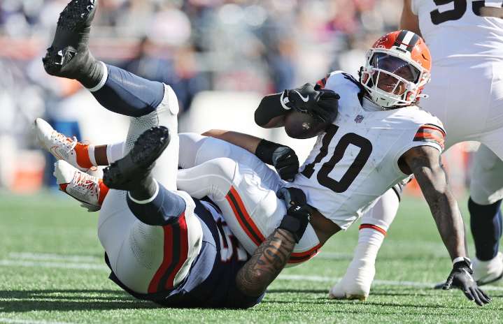 Myles Garrett’s 5 sacks not enough to overcome bad offense and Dillon Gabriel’s 2 picks in Browns’ 32