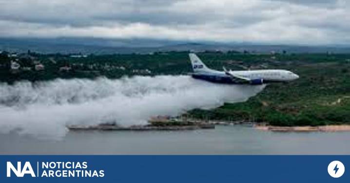 Sorpresa en Córdoba: un Boeing 737 realizó un vuelo rasante sobre el Lago San Roque
