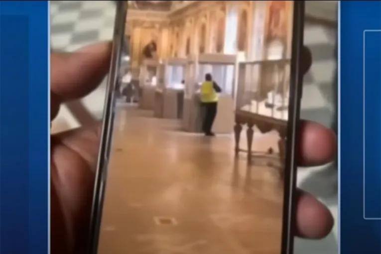 Robo en el Louvre: turista filmó a uno de los ladrones junto a una vitrina donde estaban las joyas