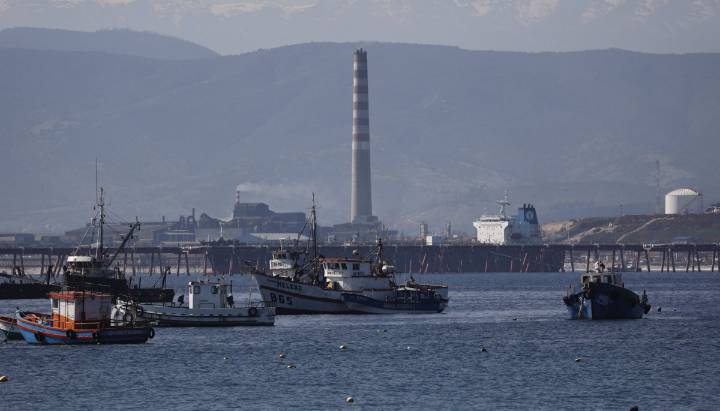 Pescadores presentan recurso de protección por nuevos episodios de contaminación en la bahía de Quintero y Puchuncaví