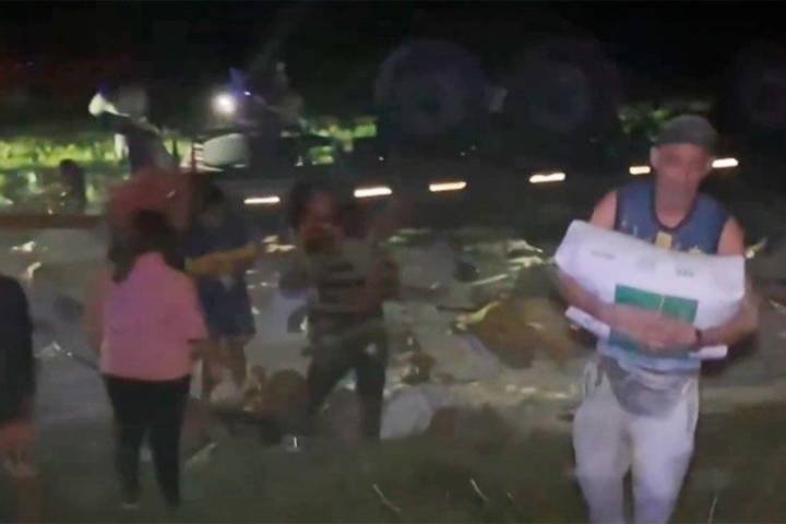 Camión que transportaba bolsas de harina volcó y vecinos se llevaron parte de la carga