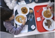 Un colegio de Barakaldo recurre a un menú de urgencia tras detectar insectos en la comida