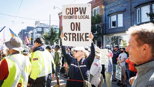 Striking Toronto postal workers protest proposed Canada Post changes