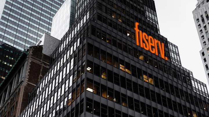 Fiserv se derrumba en Wall Street y culpa a la economía argentina por su peor caída histórica
