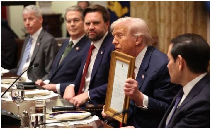 Qué decía la carta que Javier Milei le entregó a Donald Trump en la Casa Blanca