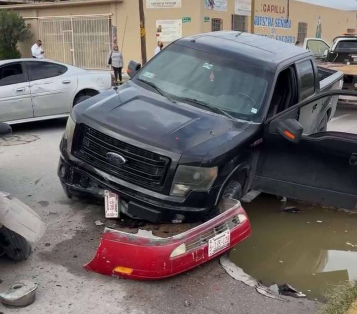 Dos socavones dejan tres vehículos atrapados en la J. Clouthier