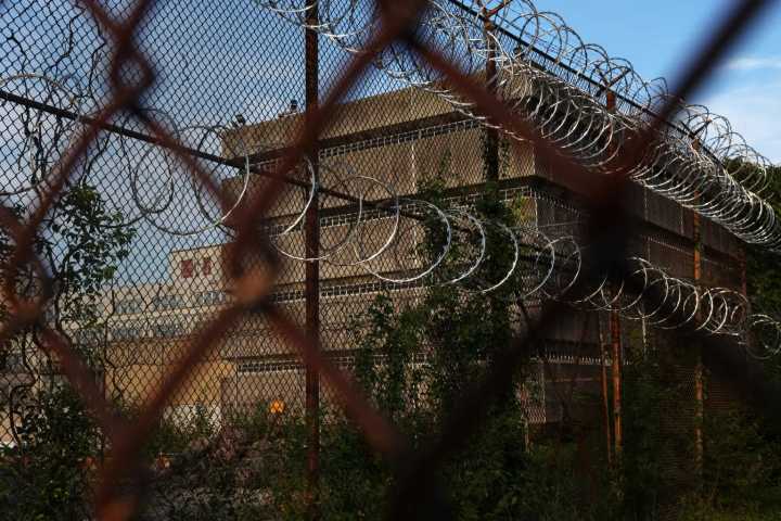 Casi 2,200 inmigrantes como negocio de Nassau y ICE: $195 por noche