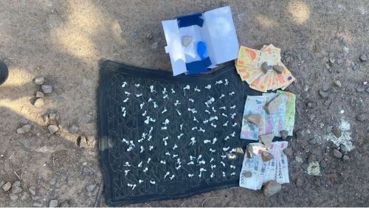 Atraparon a un «dealer» con más de 100 bochitas de cocaína