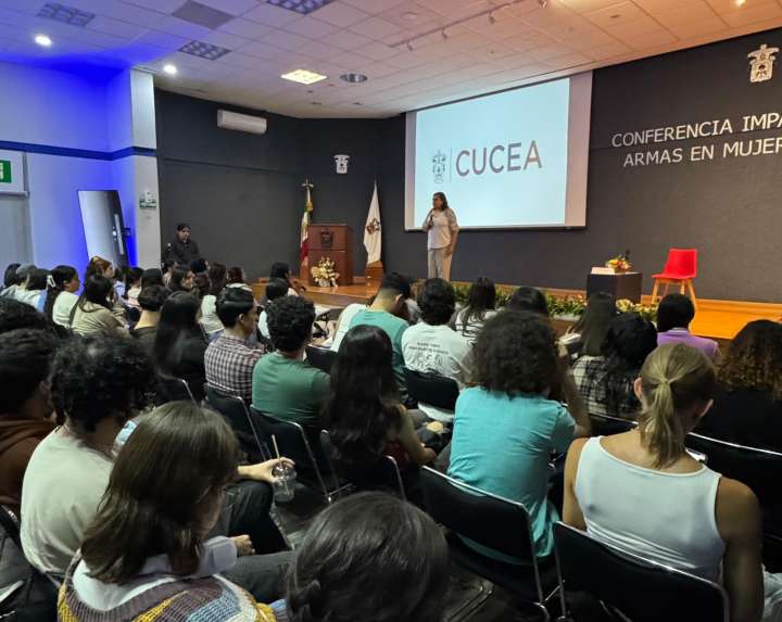 Catadrática pide apoyar lucha de Sheinbaum contra tráfico de armas