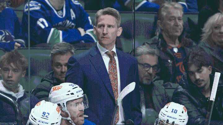 Knoblauch signs 3-year contract to remain Oilers coach