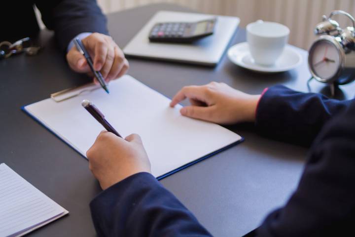 Empleada es despedida y recontratada unos meses después con un mayor salario