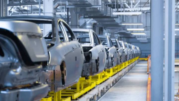 Empresas automotrices no cerrarán en México por aranceles de Trump, asegura Sheinbaum