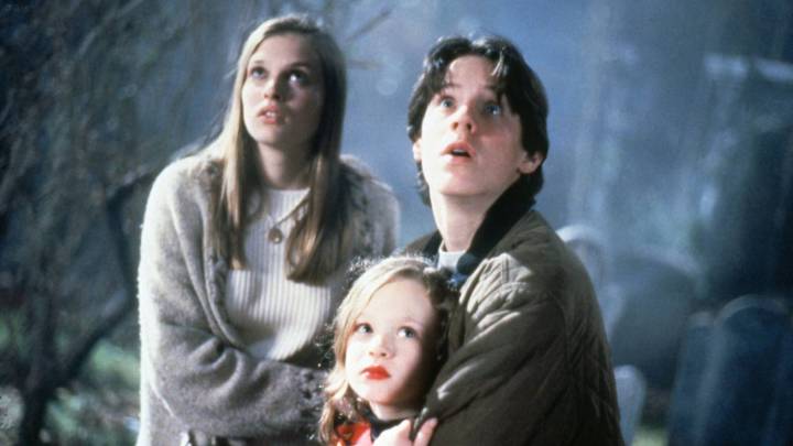 The '90s Cult Classic That's a "Must-Watch on Halloween" Is Making a Comeback on Streaming