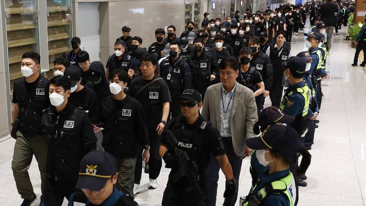 Koreans linked to alleged online scams in Cambodia arrive home to face inquiries
