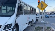 Transporte de personal se estrella contra base de un semáforo en la Mirasierra