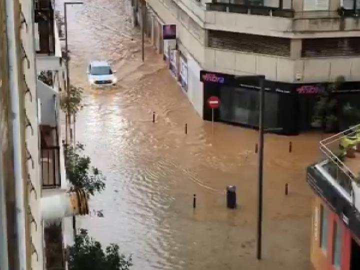 Inundaciones y caos en Ibiza por lluvias torrenciales paralizan vuelos y carreteras.