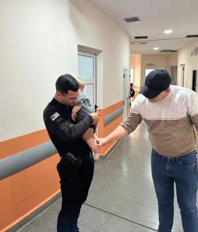 Con uniforme y corazón: Se viralizó video de policías salvando a un bebé que se asfixiaba