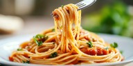 Los 6 secretos del chef Tim Siadatan, especialista en cocina italiana, para mejorar las pastas en casa