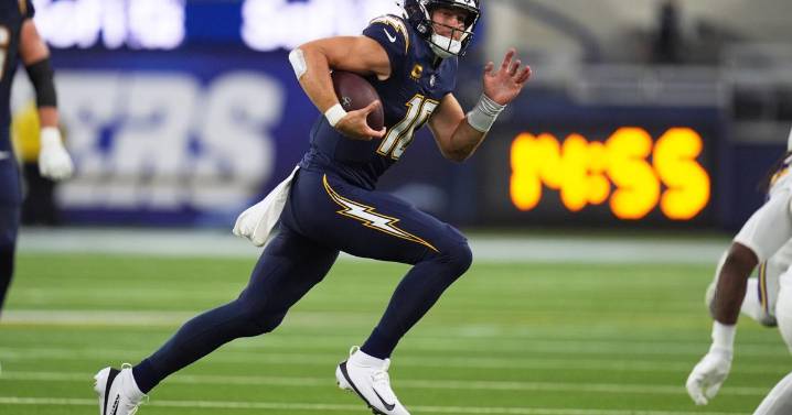 Chargers dominate Vikings 37-10 as Justin Herbert throws for 3 TDs