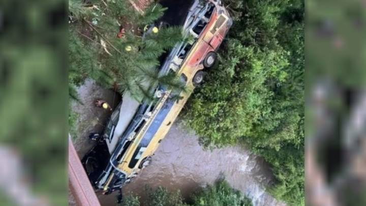 Tragedia en Misiones: un micro chocó con un auto y cayó a un arroyo
