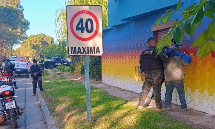 Cuatro detenidos en operativo policial en los barrios KM 5 y Pacífico