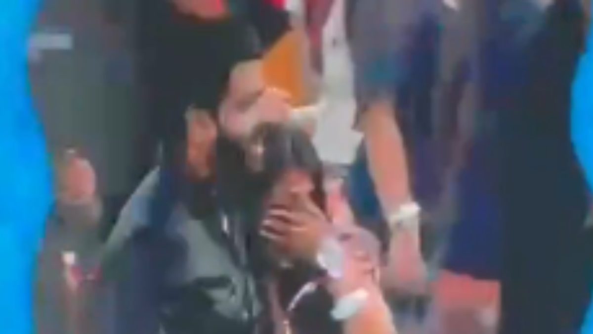 Crowd Goes Wild As Man Proposes To Girlfriend At Enrique Iglesias Concert In Mumbai