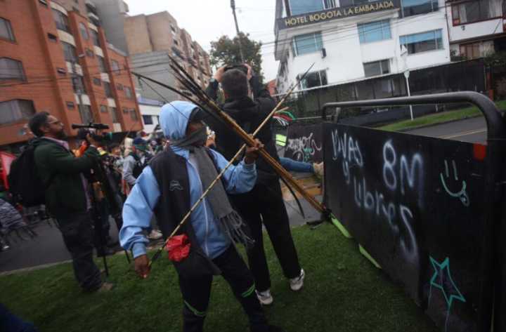 Cuatro uniformados resultaron heridos con flechas durante manifestaciones indígenas en Bogotá