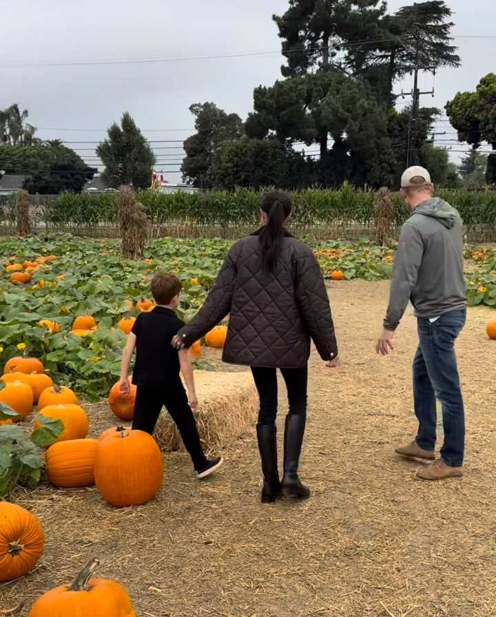 Cele|bitchy | Prince Harry & Meghan took their kids to the pumpkin patch & carved pumpkins