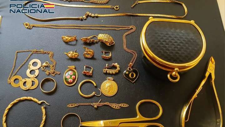 Arrestad en Pontevedra una cuidadora de personas con alto grado de dependencia por robar joyas