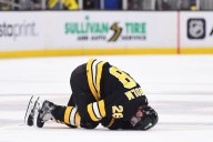 Deadspin | Bruins C Elias Lindholm exits vs. Sabres with lower-body injury