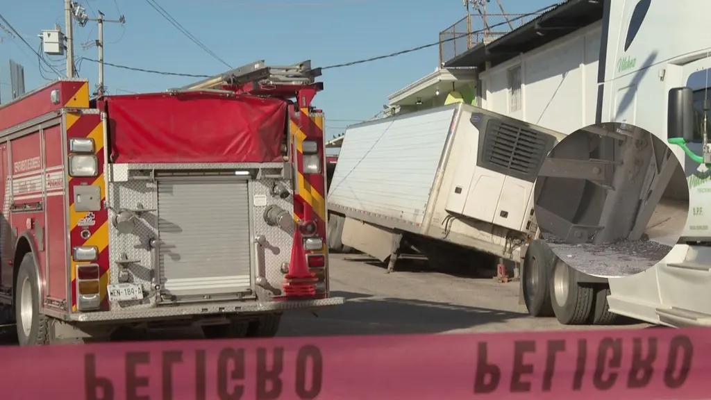 Caja de Tráiler Cargada con Toneladas de Aguacate Hunde Pavimento en Colonia de Hermosillo