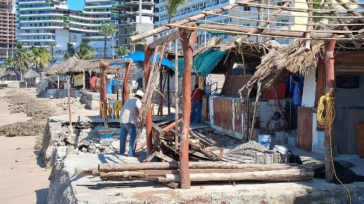 Palapas del malecón de Mazatlán: abandono, ruina y zozobra