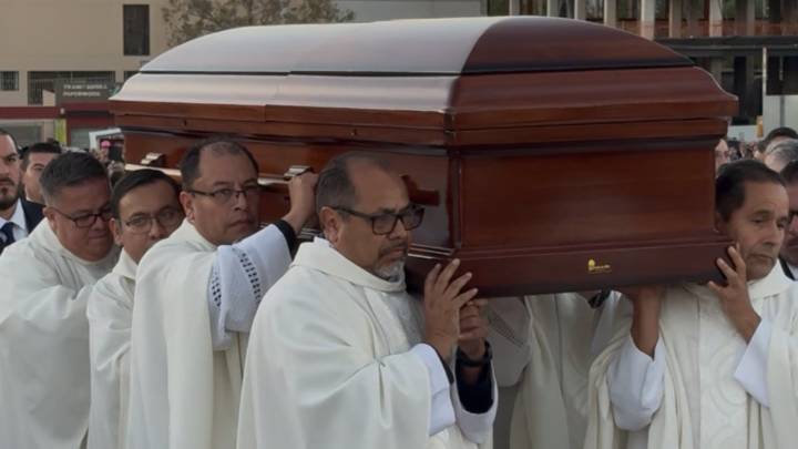 Feligreses acuden a funeral del Arzobispo Francisco Moreno Barrón