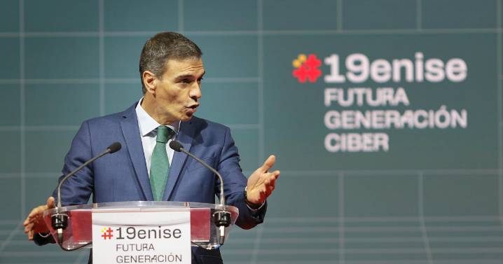 Sánchez se da un baño de masas en un acto oficial en León mientras fuera le afeaban su silencio ante un proyecto ferroviario