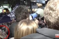 Filtran un video que muestra a la libertaria que quiso apuñalar a varias personas a metros de Milei