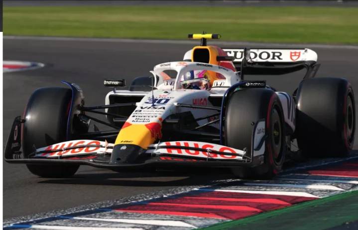 FIA investiga tras incidente de Liam Lawson con comisarios cruzando pista en México