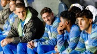 La extraña actitud de Valverde, sin participar en los rondos y calentando con las manos en la espalda