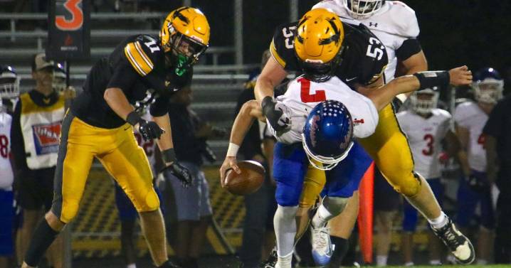 W-SR football gets much needed win on Homecoming