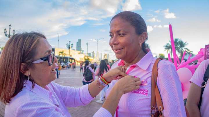 Encendido de la Torre del Reloj y Plaza de Todos da inicio a la agenda conmemorativa del mes Rosa