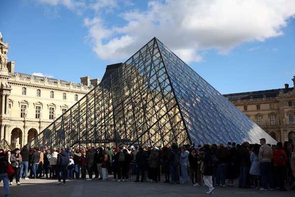 Louvre Jewel Heist Suspects Detained Near Paris, Prosecutor Says