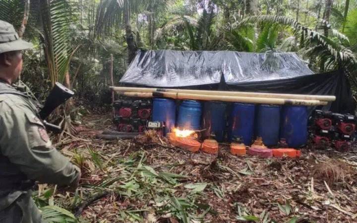 Fanb destruye dos campamentos mineros en Amazonas