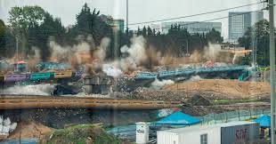 Así fue la implosión de puentes hoy en Bogotá, para continuar las obras del metro en la capital de la República.  