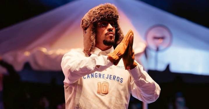 Asesor del DHS lanza amenaza tras elección de Bad Bunny para el medio tiempo de Super Bowl 2026