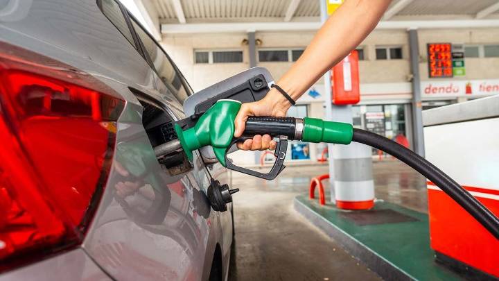 Los carburantes bajan por tercera semana consecutiva, pero el diésel sigue más caro que hace un año