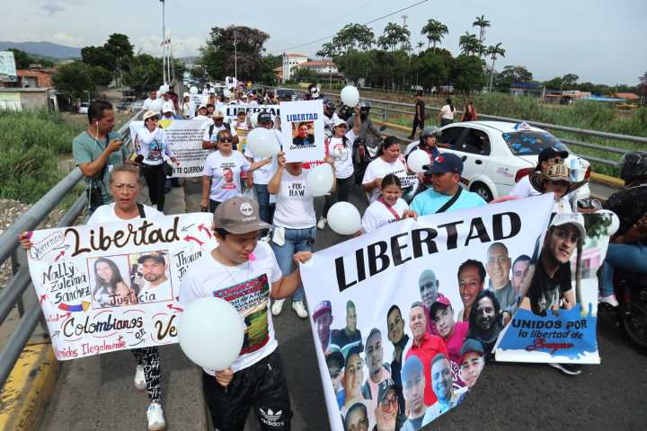 Familiares de colombianos detenidos en Venezuela piden su liberación en puente Simón Bolívar