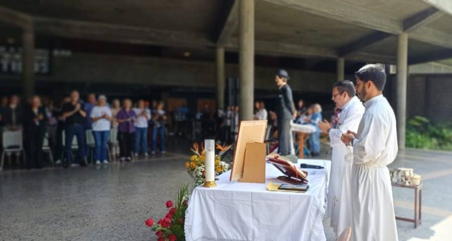 Familiares de presos políticos fueron agredidos en la UCV durante misa por nuevos santos